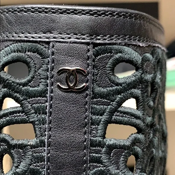 Authentic Chanel. Double sided leather sneaker/boots fabulous camellias all over - Picture 5 of 16